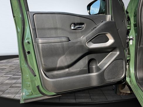 Used 2024 Nissan Frontier SV image 28