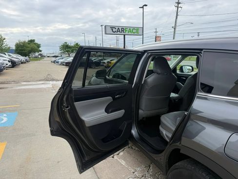 Used 2021 Toyota Highlander XLE AWD/4WD image 20