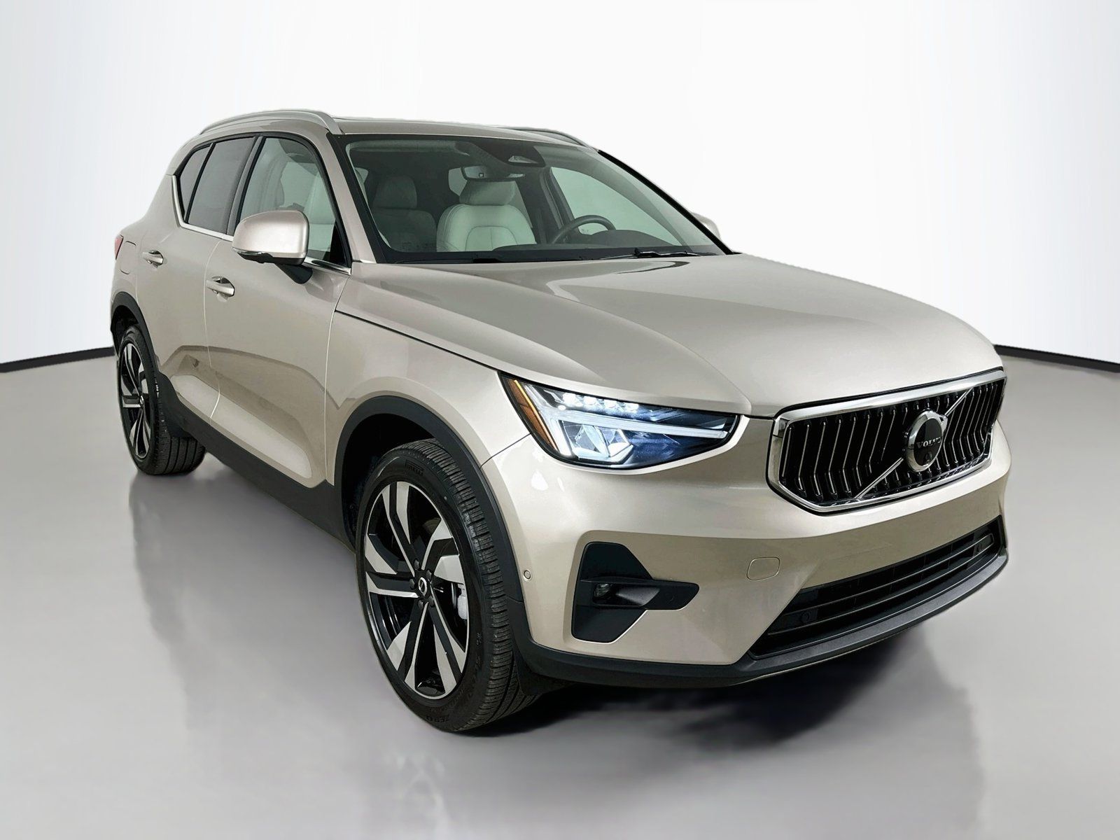 Used 2024 Volvo XC40 B5 Plus w/ Climate Package AWD/4WD image 3