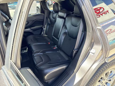 Used 2019 Jeep Cherokee Latitude Plus w/ Comfort/Convenience Group AWD/4WD image 12