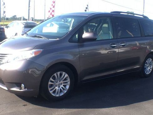 Used 2014 Toyota Sienna XLE image 4