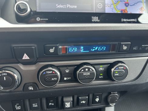 Used 2022 Toyota Tacoma TRD Off-Road w/ TRD Premium Off Road Package AWD/4WD image 29