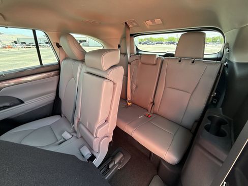 Used 2023 Toyota Highlander Limited image 26