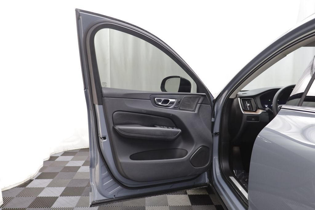 Used 2023 Volvo XC60 B5 Plus w/ Protection Package Premier AWD/4WD image 4