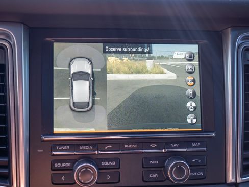 Used 2016 Porsche Macan Turbo AWD/4WD image 18
