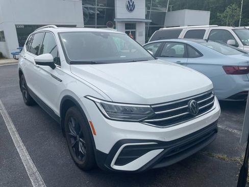 Certified 2024 Volkswagen Tiguan SE w/ Panoramic Sunroof Package FWD image 4