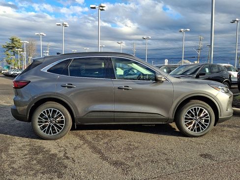 New 2026 Ford Escape SE w/ Class II Trailer Tow Package FWD image 8