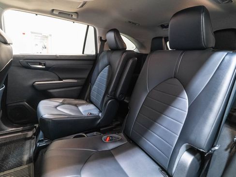 Used 2021 Toyota Highlander XLE AWD/4WD image 31