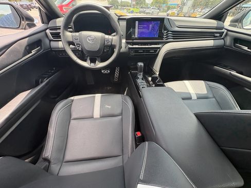 Used 2025 Toyota Camry SE FWD image 9