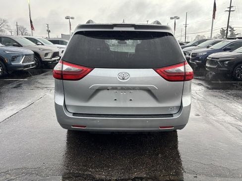 Used 2020 Toyota Sienna XLE w/ XLE Navigation Package image 6