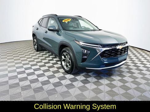 Used 2025 Chevrolet Trax LT FWD image 3