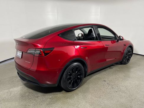 Used 2024 Tesla Model Y Long Range AWD/4WD image 3