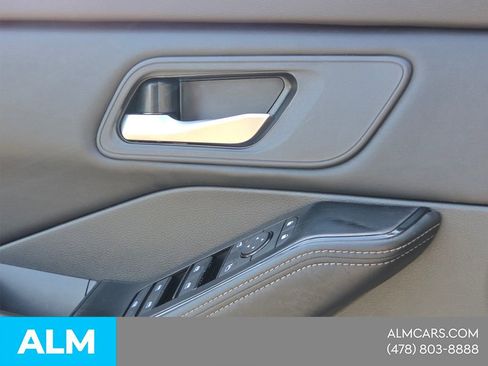 Used 2025 Nissan Rogue SV FWD image 29