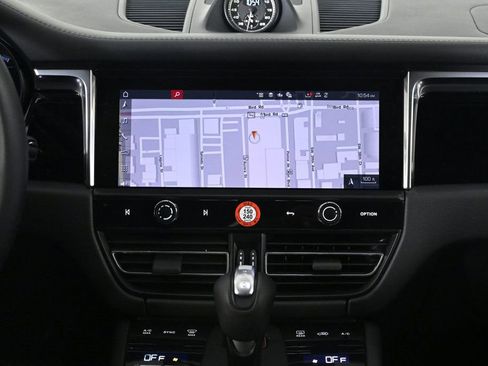 Certified 2025 Porsche Macan image 16