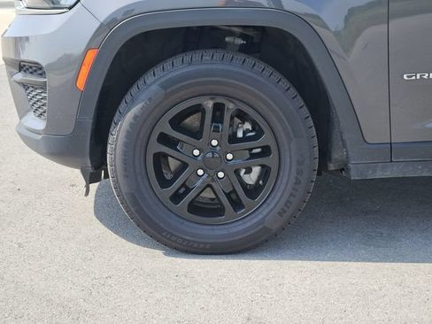 Used 2024 Jeep Grand Cherokee Laredo RWD image 13