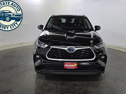 Used 2024 Toyota Highlander XLE AWD/4WD image 2