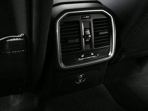 Certified 2026 Porsche Macan image 21