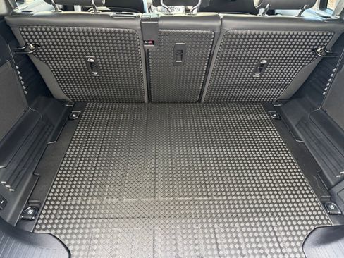 New 2026 Land Rover Defender 110 X-Dynamic SE image 25