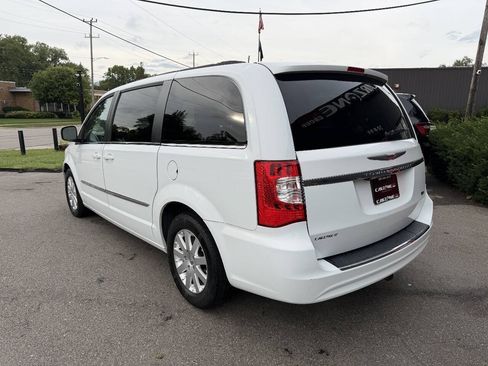 Used 2016 Chrysler Town & Country Touring FWD image 6