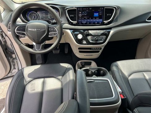 Used 2024 Chrysler Pacifica Touring-L image 13