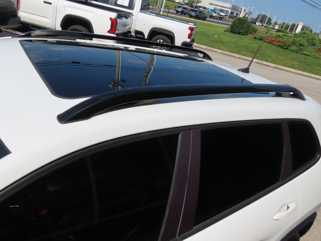 Used 2019 Jeep Cherokee Latitude Plus AWD/4WD image 18