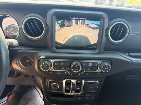 Used 2018 Jeep Wrangler Unlimited Sahara AWD/4WD image 12