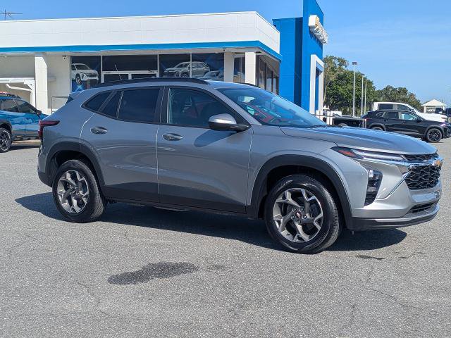 Certified 2025 Chevrolet Trax LT w/ Driver Confidence Package FWD image 2