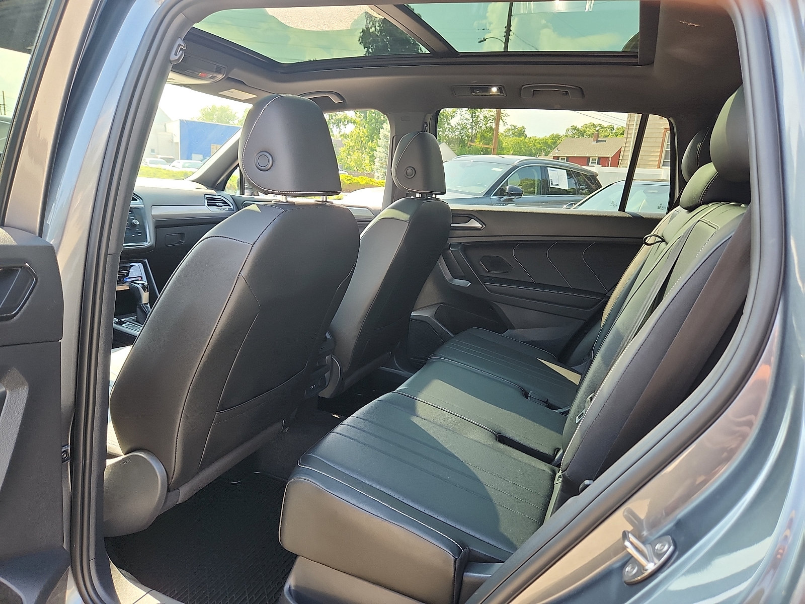 Used 2023 Volkswagen Tiguan SE R-Line AWD/4WD image 10