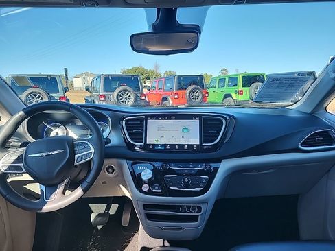 Used 2023 Chrysler Pacifica Touring-L image 3