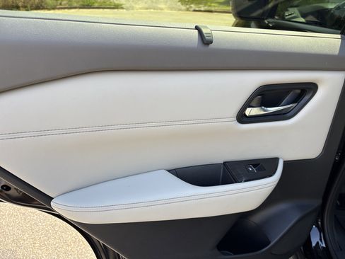 Used 2025 Nissan Rogue SL w/ SL Premium Package image 21