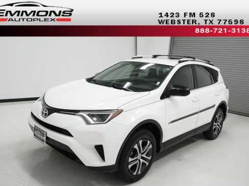 Used 2016 Toyota RAV4 LE FWD image 1
