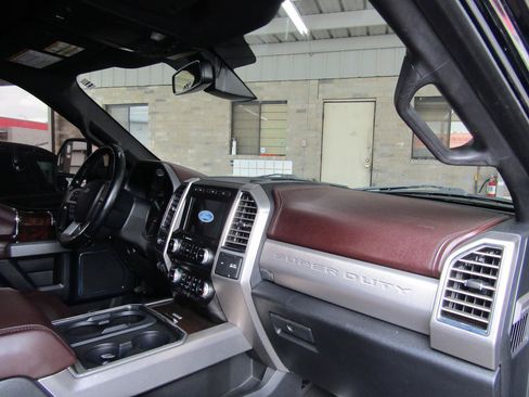 Used 2017 Ford F250 Platinum w/ FX4 Off-Road Package AWD/4WD image 11