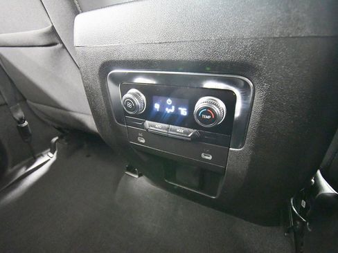 Used 2024 GMC Yukon SLE image 16