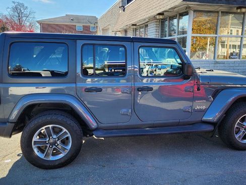 Used 2018 Jeep Wrangler Unlimited Sahara w/ Dual Top Group AWD/4WD image 9