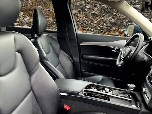 Used 2021 Volvo XC90 T5 Momentum w/ Protection Package Premier image 6