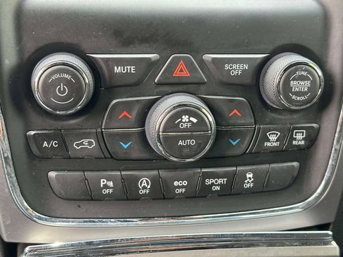 Used 2021 Jeep Grand Cherokee Laredo AWD/4WD image 21
