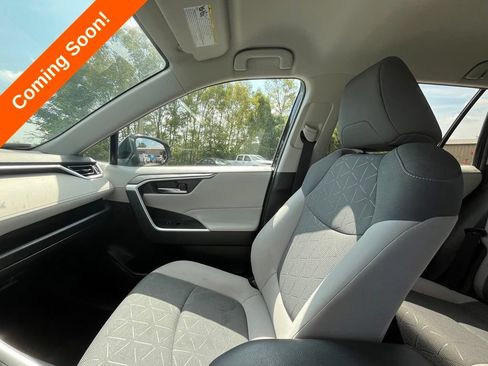 Used 2022 Toyota RAV4 XLE AWD/4WD image 27