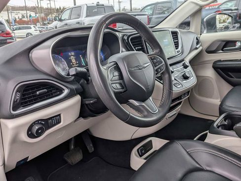 Used 2023 Chrysler Pacifica Touring-L FWD image 9