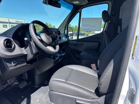 Used 2025 Mercedes-Benz Sprinter 2500 image 9