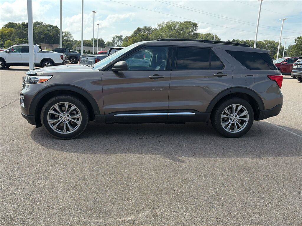 Used 2021 Ford Explorer XLT w/ Equipment Group 202A AWD/4WD image 4