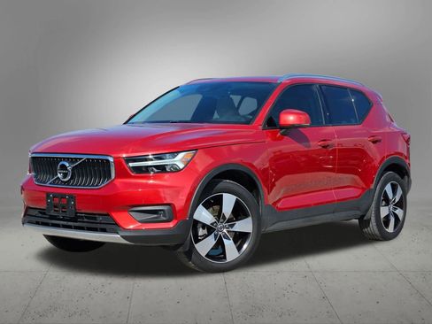 Used 2021 Volvo XC40 T5 Momentum w/ Protection Package Premier image 1