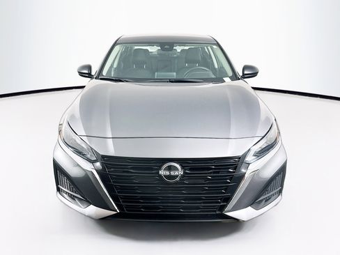 Used 2024 Nissan Altima 2.5 SV image 2