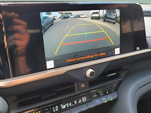 Used 2023 Toyota Crown Limited image 26