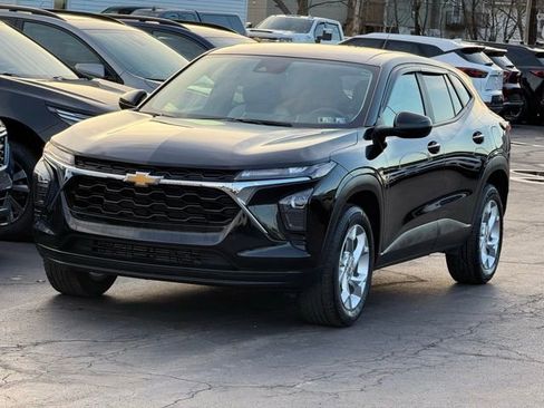 Used 2024 Chevrolet Trax LS w/ LS Convenience Package image 3