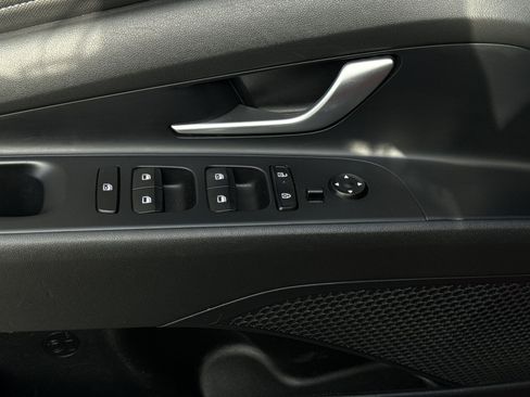 Certified 2025 Hyundai Elantra Limited FWD image 15