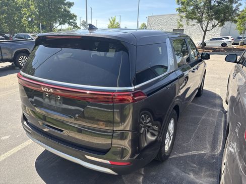 Used 2024 Kia Carnival LX FWD image 7