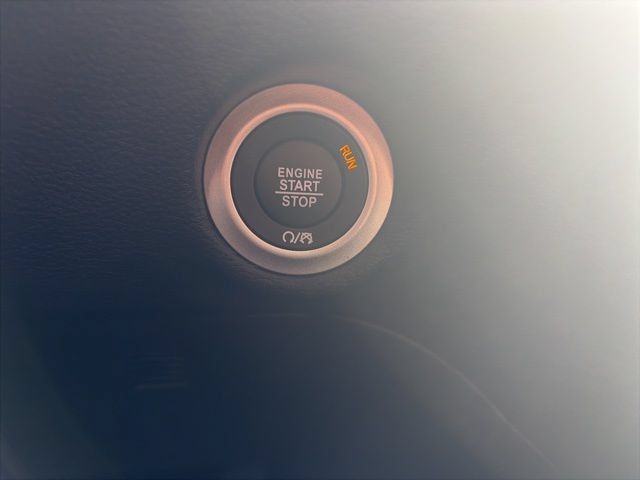 Used 2024 Chrysler Pacifica Pinnacle FWD image 23