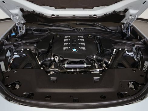 Used 2023 BMW 760i xDrive w/ Executive Package image 28