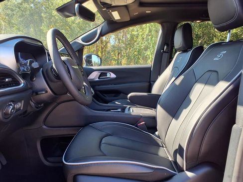 New 2026 Chrysler Pacifica Limited w/ S Appearance Package image 7