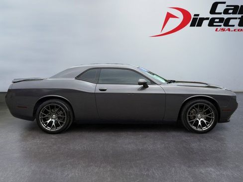 Used 2016 Dodge Challenger SXT RWD image 3
